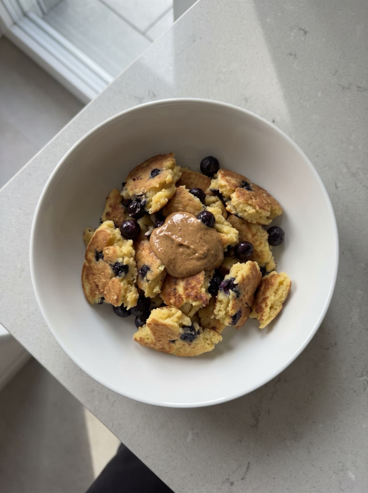 Protein-Blaubeer-Pancakes mit Kichererbsenmehl